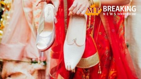 Wedding Ceremony: दूल्हे की जगह पंडित के जूते हो गए चोरी, जूते चुराई की ऐसी रस्म सुनकर हो जाएंगे आप लोटपोट, पढ़े खबर