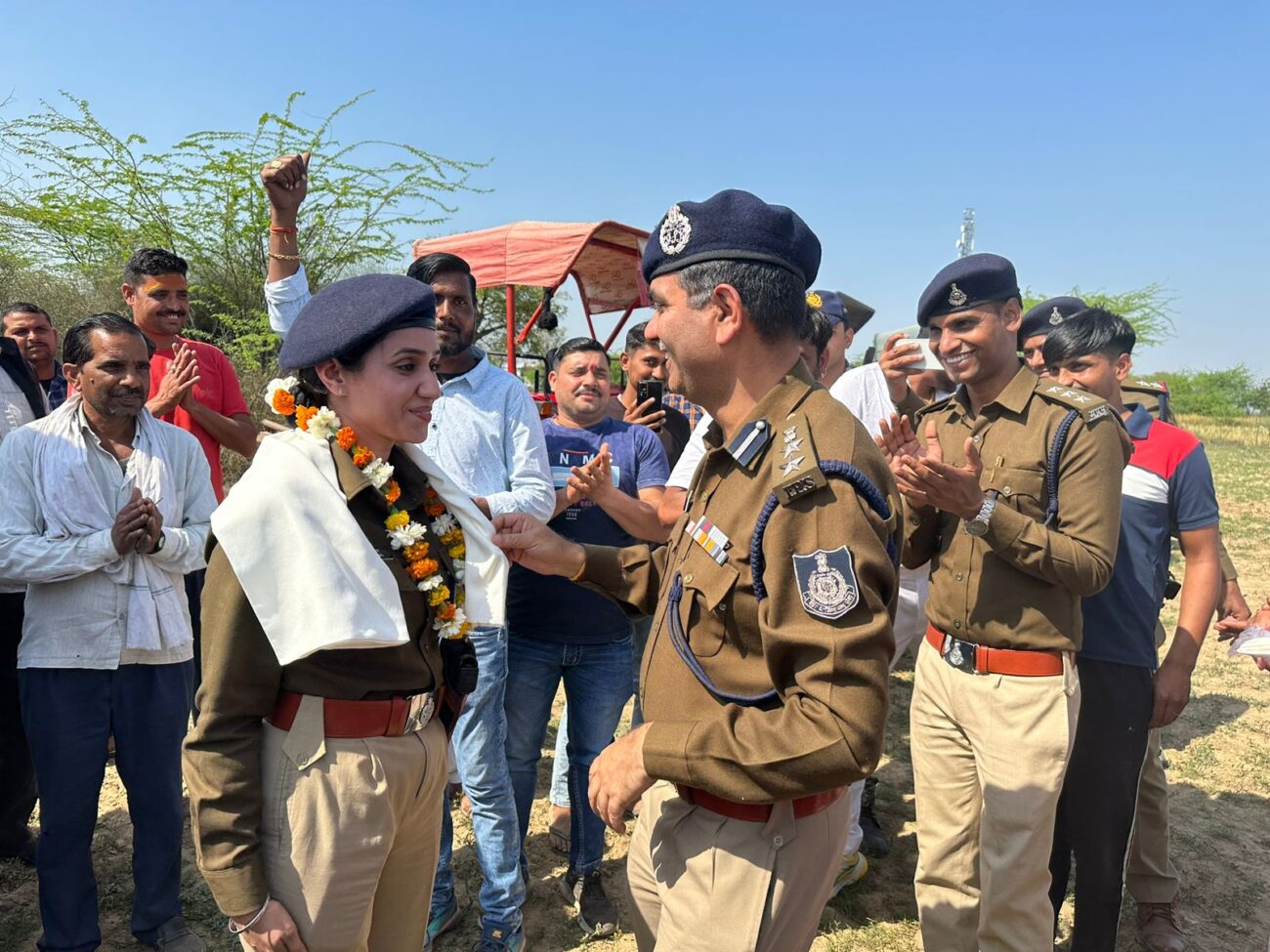 महिला दिवस पर अनोखी प्रतियोगिता, बेलन, हसिया पकड़ने वाली महिलाओं ने घूँघट में चलाया ट्रेक्टर, एसपी ने किया सम्मानित