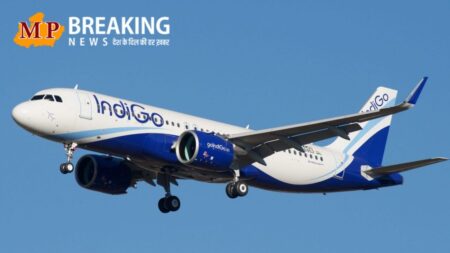Indigo Flight: यात्री की तबीयत अचानक खराब होने के चलते इंडिगो फ्लाइट की कराई गई इंदौर में इमरजेंसी लैंडिंग
