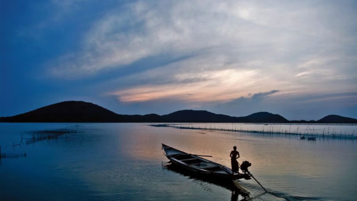 Chilika Lake: भारत की सबसे बड़ी झील है च‍िल्का, नेचर लवर्स के लिए है बेस्ट डेस्टिनेशन