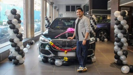 फिल्म लेखक व गीतकार मनोज मुंतशिर ने खरीदी करोड़ों की कार, जानें कितनी हैं कीमत
