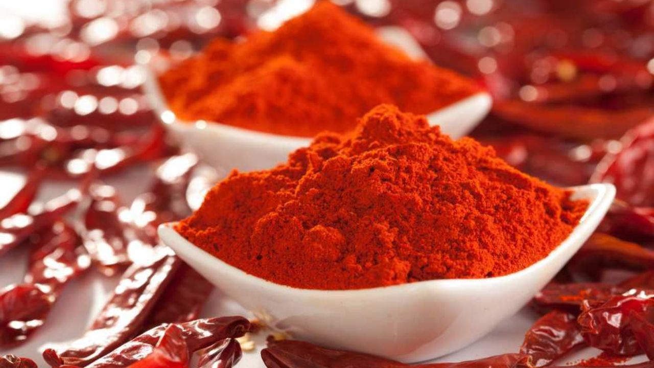 खाने में इस्तेमाल करते है ज्यादा Red Chilli Powder, तीखे की आदत पहुंचा सकती है शरीर को नुकसान, जानें यहां