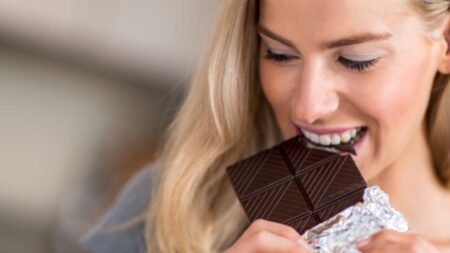 Dark Chocolate Benefits: आपकी सेहत से है डार्क चॉकलेट का खास कनेक्शन, जानें इसको खाने के फायदे