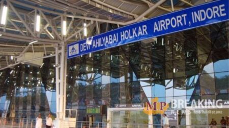 Indore Airport: अब इंदौर एयरपोर्ट पर भी मिलेगी डिजी स्कैनर की सुविधा, प्रवेश के लिए यात्रियों को नहीं दिखाने पड़ेंगे कागजात