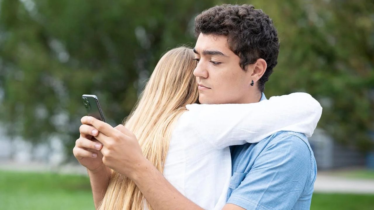 Relationship Tips: सोशल मीडिया बढ़ा रहा रिश्तों में दूरियां, अपनाएं ये 5 टिप्स