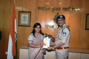 भोपाल-UPSC में चयनित पुलिस कर्मियों की बेटियों को डीजीपी ने किया सम्मानित