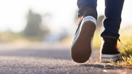Mental Health Tips: पैदल चलना मेंटल हेल्थ के लिए होता है फायदेमंद, बढ़ता है कॉन्फिडेंस लेवल