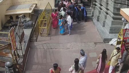 Ujjain News: महाकाल मंदिर में रील बनाने से रोका तो युवतियों ने महिला सुरक्षा गार्ड से की मारपीट, वीडियो आया सामने, FIR दर्ज