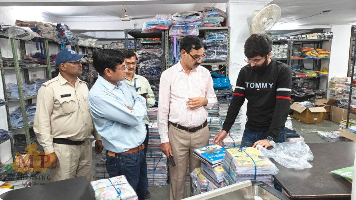 Gwalior News : सरकार का आदेश हवा में, स्कूल से नहीं तो दुकानों से बेचीं जा रही स्कूल का नाम लिखी किताबें-कॉपी, जांच टीम ने एक दुकान सील की