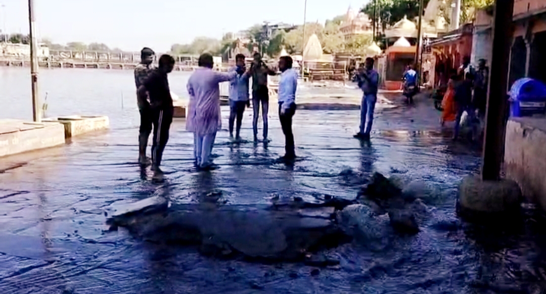 Ujjain News : क्षिप्रा में मिल रहे सीवर के पानी में बैठे कांग्रेस प्रत्याशी महेश परमार, नदी में लगाई डुबकी, शासन प्रशासन को दी चुनौती