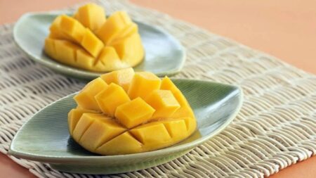 Mango Buying Tricks: चुटकियों में करें मीठे और रसीले आमों की पहचान, काम आएंगे ये 4 ट्रिक्स
