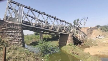 Morena Railway Bridge Collapse: मुरैना में 100 साल पुराना रेलवे पुल गिरने से हादसा, आधा दर्जन मजदूर हुए घायल, जांच में जुटी पुलिस