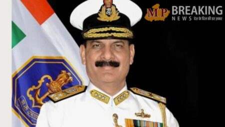 Indian Navy: नौसेना के नए चीफ होंगे वाइस एडमिरल दिनेश त्रिपाठी, 30 अप्रैल को संभालेंगे पदभार