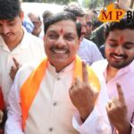 Lok Sabha Election 2024 : सीएम मोहन यादव ने पिता का आशीर्वाद लेकर डाला वोट, जनता से मतदान की अपील