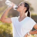 Health Tips: खड़े होकर पानी पीना सेहत को पहुंचाता है नुकसान, जानें इससे होने वाली समस्या