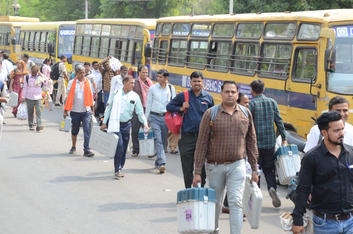 Lok Sabha Elections 2024: नीचे कालीन, ऊपर ठन्डे पानी की बौछार, गोद में बच्चा लिए माँ और दिव्यांग भी तैयार, मतदान दल रवाना