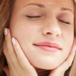 Summer Skin Care Tips: गर्मी में पसीने के कारण से चेहरा जल्दी हो जाता है चिपचिपा, अपनाएं ये टिप्स