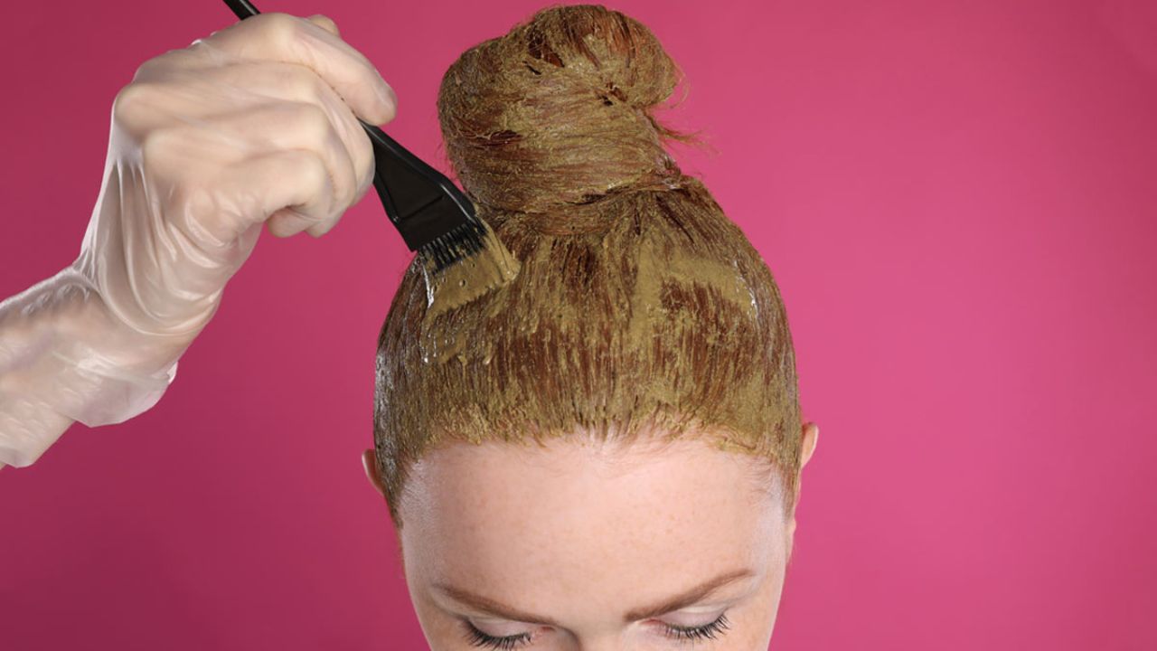 Henna Applying Tips: मेहंदी लगाने से बालों को मिलते हैं ये 5 फायदे, जानें इसे लगाने का सही तरीका