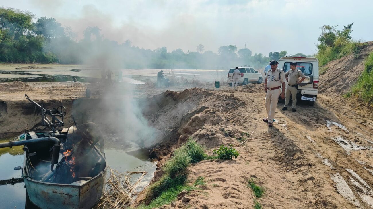 Gwalior News : जिला प्रशासन व पुलिस का संयुक्त एक्शन, रेत के अवैध उत्खनन में लिप्त दो पनडुब्बियां जब्त 