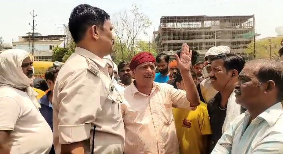 Gwalior News : ई-रिक्शा चालकों का हंगामा, प्रशासन के खिलाफ किया प्रदर्शन, जमकर की नारेबाजी