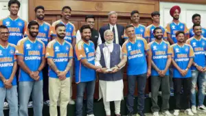 Team India : PM नरेंद्र मोदी से मिलने के बाद एयरपोर्ट रवाना हुई भारतीय टीम, कप्तान रोहित और अन्य खिलाडियों के साथ प्रधानमंत्री नरेंद्र मोदी ने लिया फोटो