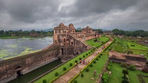 'खंडहरों का गांव' कहलाता है मध्य प्रदेश का ये शहर, दुनियाभर से खिंचे चले आते हैं टूरिस्ट