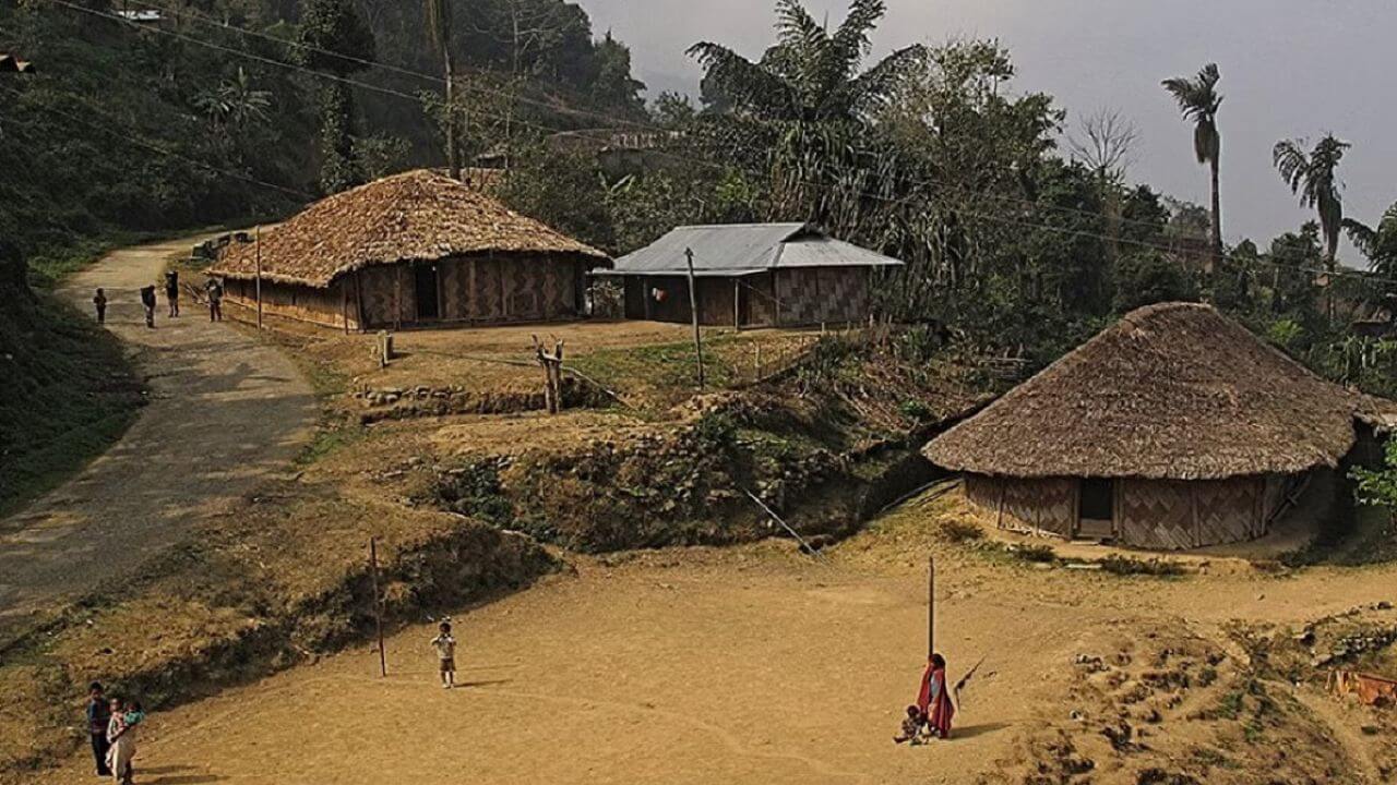 भारत का अनोखा गांव जहां लोग खाना एक देश में खाते हैं और सोते दूसरे देश में हैं, यहां के मुखिया की हैं 60 पत्नियां