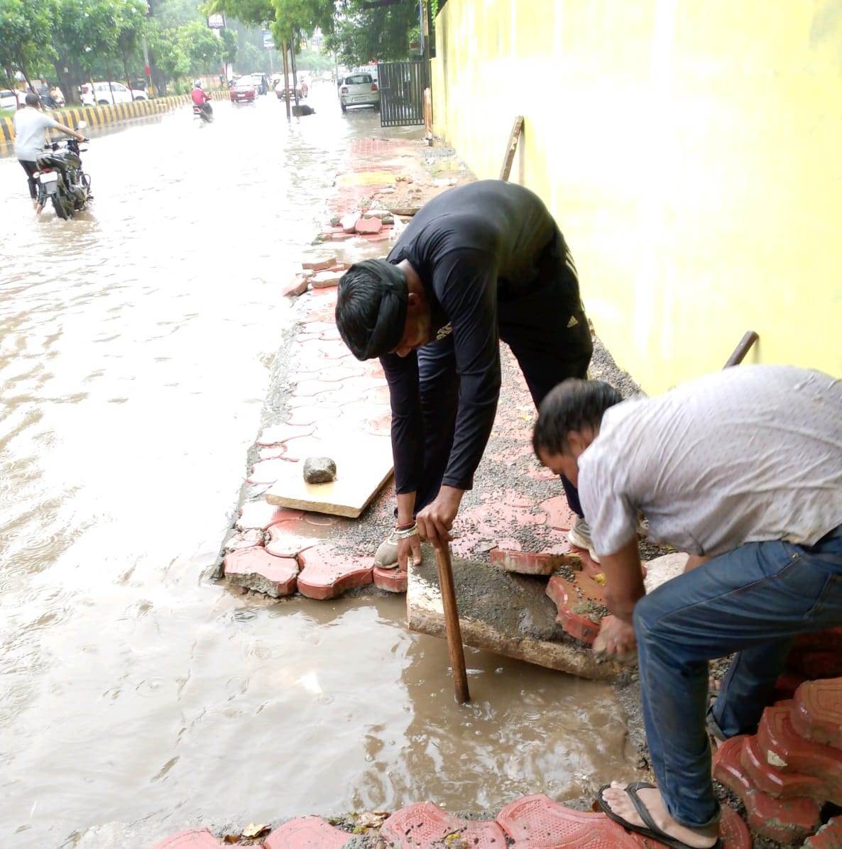 बारिश ने खोली नगर निगम की पोल, पानी निकासी के लिए मशक्कत, बाढ़ नियंत्रण कक्ष स्थापित, प्रभारी मंत्री ने अफसरों को दिए कड़े निर्देश