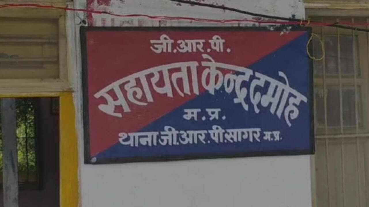 दमोह रेलवे स्टेशन पर महिला का रुपये से भरा बैग लेकर भागा बदमाश, घटना CCTV में कैद