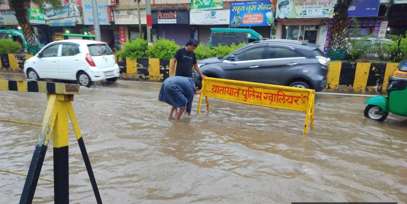 बारिश ने खोली नगर निगम की पोल, पानी निकासी के लिए मशक्कत, बाढ़ नियंत्रण कक्ष स्थापित, प्रभारी मंत्री ने अफसरों को दिए कड़े निर्देश