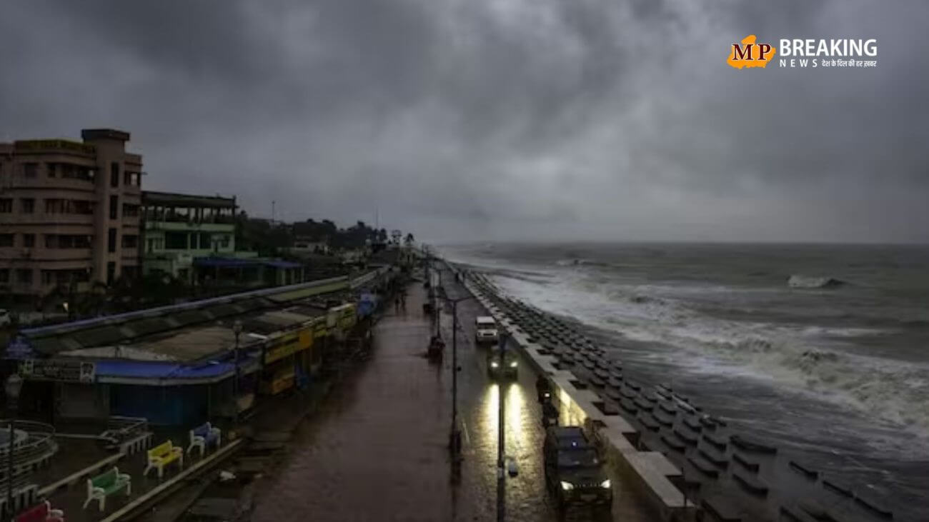 बंगाल और ओडिशा के कई इलाकों में दिखाई दे रहा तूफान 'दाना' का रौद्र रूप, बडे़-बड़े पेड़ और बिजली के खंभे भी उखड़े