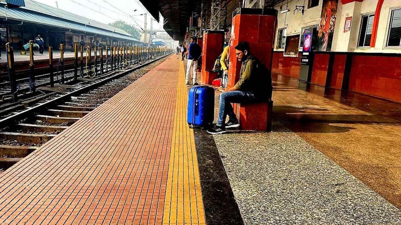 railway platform yellow line