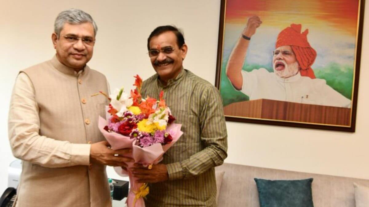 VD Sharma and Railway Minister Ashwini Vaishnav