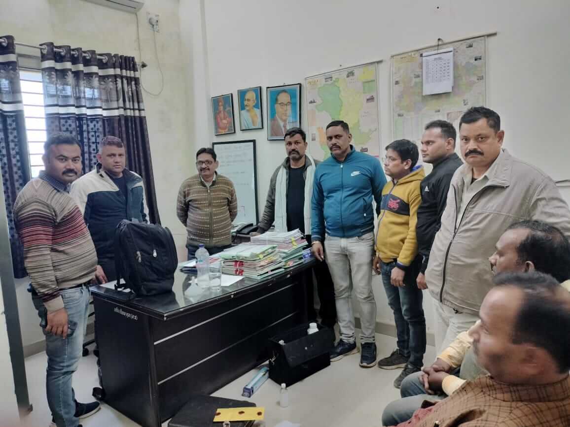 कलेक्टर कार्यालय में खनिज अधिकारी और क्लर्क ले रहे थे रिश्वत, लोकायुक्त पुलिस ने रंगे हाथ पकड़ा