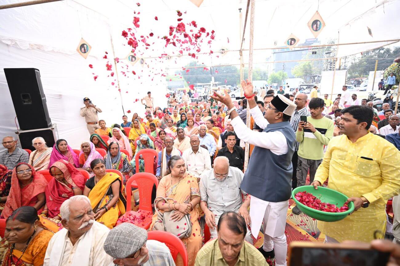 माता-पिता की याद में मंत्री विश्वास सारंग ने आयोजित किया पर “मातृ-पितृ भक्ति दिवस”, पखारे वृद्धजनों के पैर