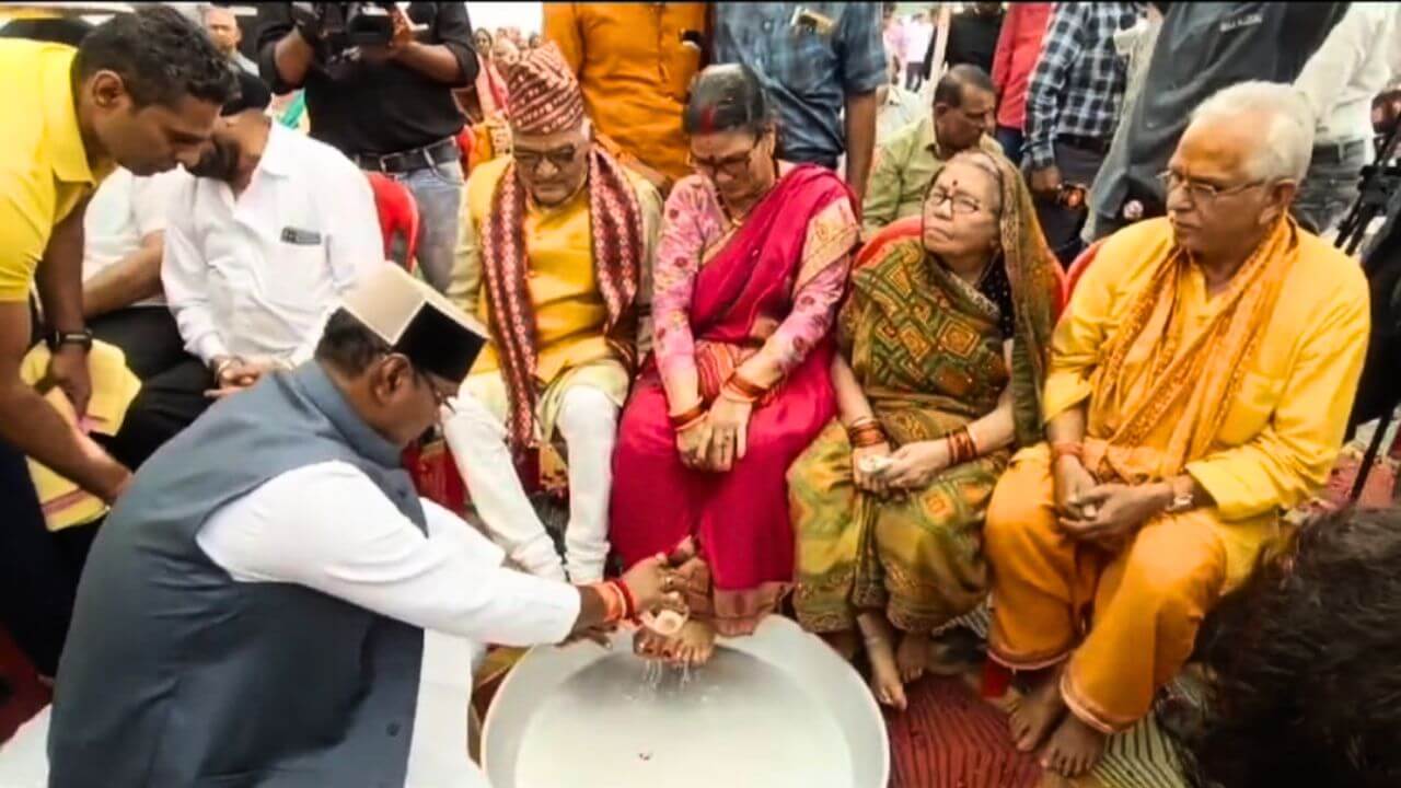 Vishvas Sarang washed elderly people feet