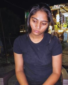 ढाबे से खाना खाते पकड़ी गई सोनम रघुवंशी का फोटो