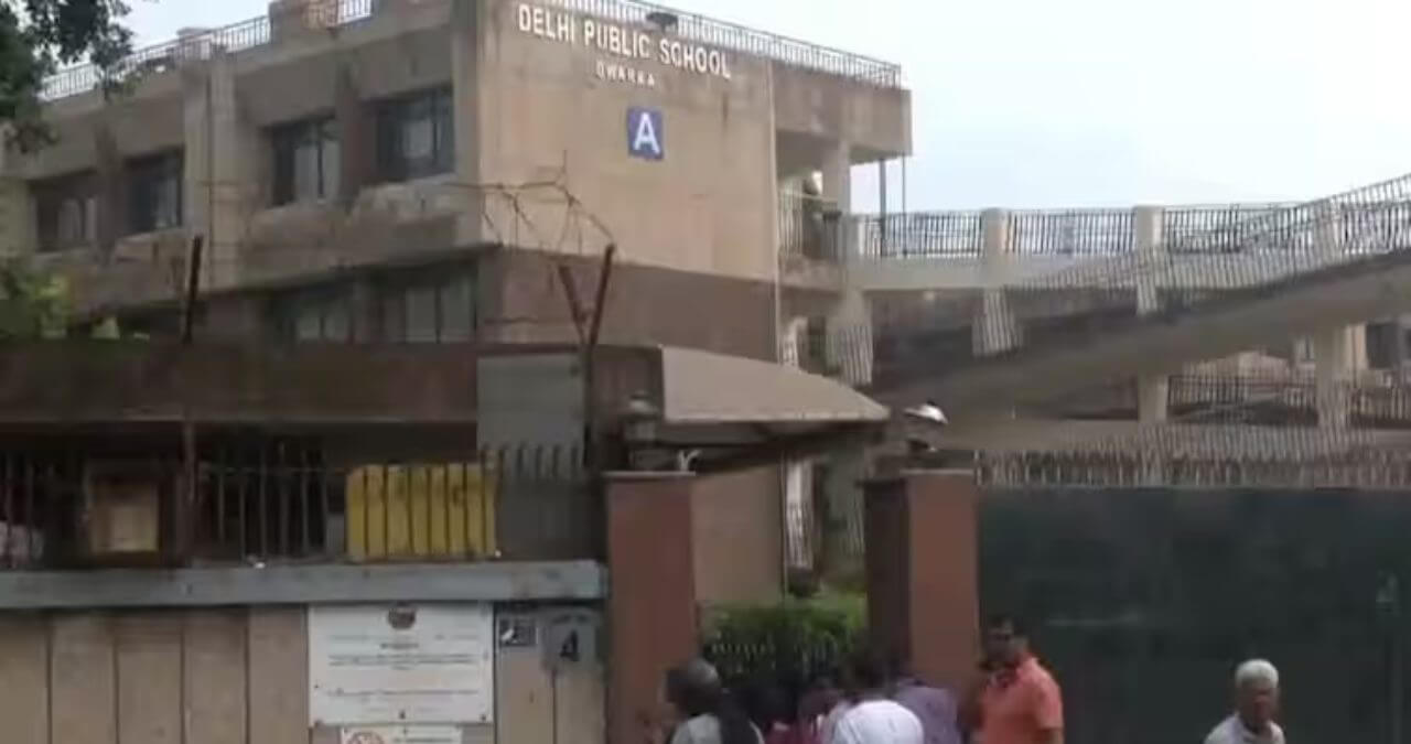 दिल्ली: DPS द्वारका सहित 3 स्कूलों को बम से उड़ाने की धमकी, कैंपस खाली, 1 दिल्ली: DPS द्वारका समेत 3 स्कूलों को बम से उड़ाने की धमकी, कैंपस खाली कराया गया, सरकार ने दिए जांच के आदेश