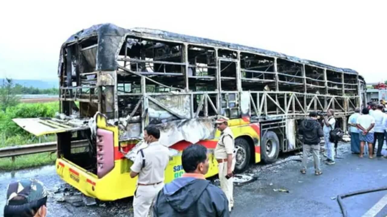 कुरनूल बस अग्निकांड कैसे हुआ? 234 स्मार्टफोन, बैटरी का फटना या बाइक की टक्कर बना कारण