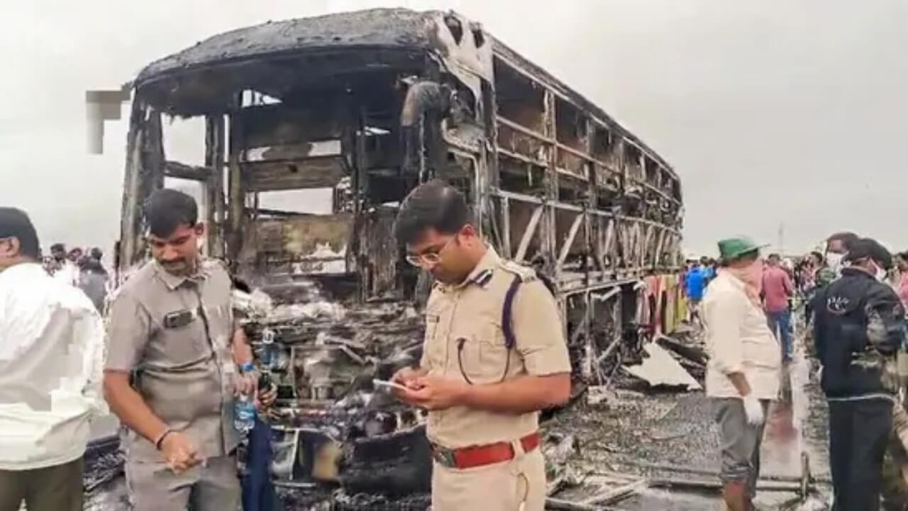 आंध्र प्रदेश बस हादसा: 19 मौतों की वजह सिर्फ बाइक की टक्कर नहीं, बैटरी विस्फोट ने भड़काई थी आग; 2 ड्राइवर गिरफ्तार