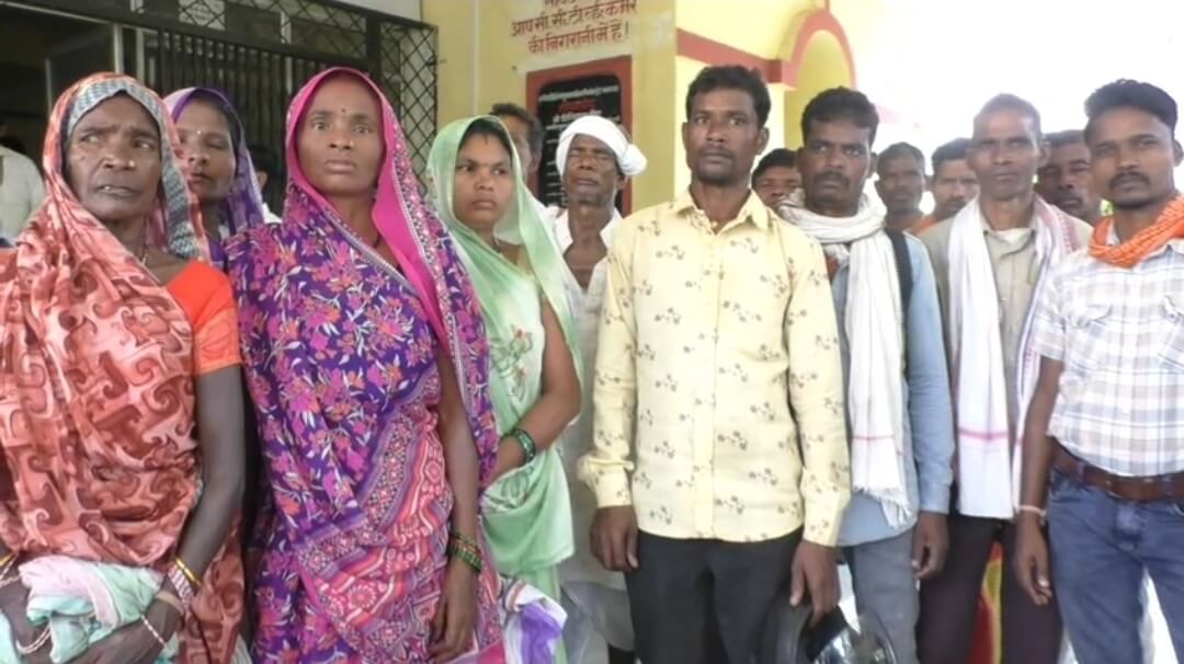 Umaria मिलना था एक मुश्त राशन, हाथ लगी पर्ची, पीएम अन्न योजना में गड़बड़ी को लेकर ग्रामीणों में आक्रोश