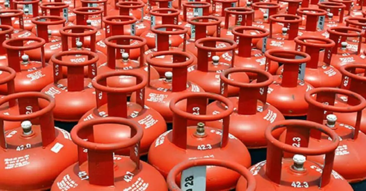 दशहरा से पहले महंगाई की मार, महंगा हुआ गैस सिलेंडर, जानें नए रेट 2 LPG Rate
