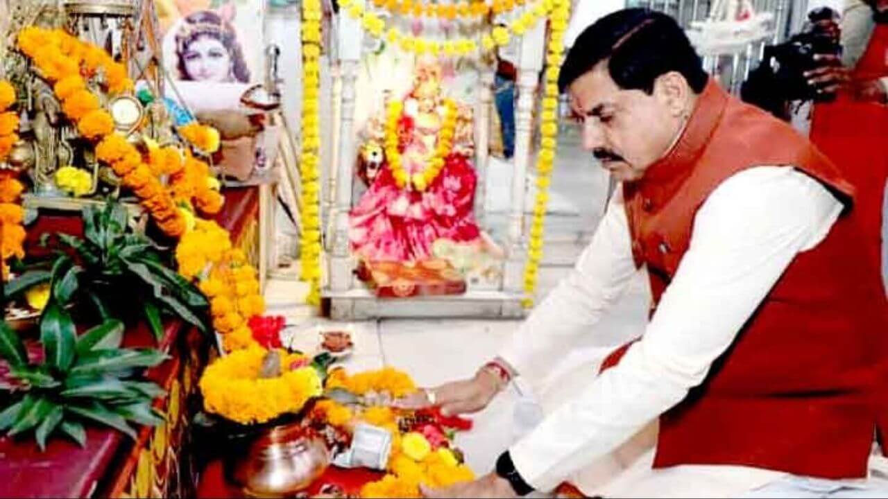 Diwali 2025 CM Dr. Mohan Yadav worships Goddess Lakshmi