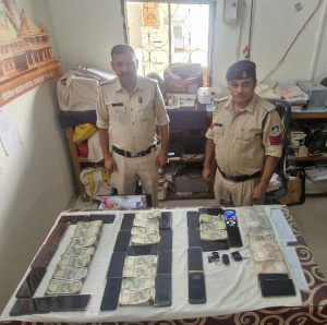 Chhatarpur Police छतरपुर पुलिस की सबसे बड़ी कार्रवाई, देरी रोड के हाई-प्रोफाइल जुआ फड़ पर छापा, 50 लाख की संपत्ति जब्त, 24 जुआरी गिरफ्तार