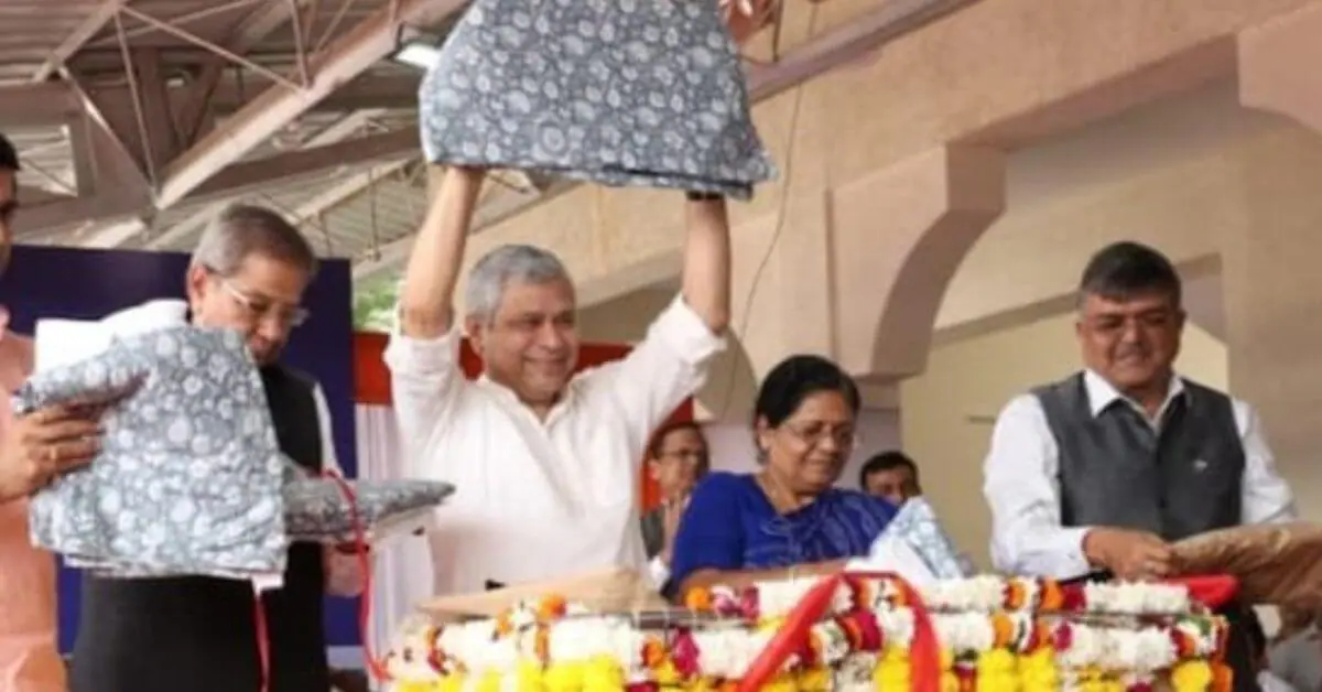 अब ट्रेन में कंबल के साथ मिलेंगे कवर, पहले से ज्यादा आरामदायक होगी अपर बर्थ 2 Indian Railway