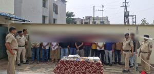 Chhatarpur Police छतरपुर पुलिस की सबसे बड़ी कार्रवाई, देरी रोड के हाई-प्रोफाइल जुआ फड़ पर छापा, 50 लाख की संपत्ति जब्त, 24 जुआरी गिरफ्तार