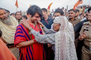 धीरेन्द्र शास्त्री को दुलार करती मां 