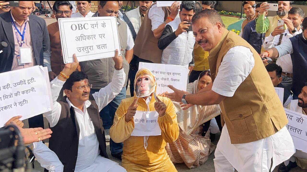 MP विधानसभा में 'बंदर के हाथ उस्तरा': कांग्रेस विधायक 'बंदर' का रूप धरकर  पहुंचे, सरकार के खिलाफ जोरदार प्रदर्शन, विश्वास सारंग बोले- नौटंकी ...
